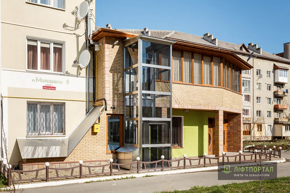 Платформа пасажирська з автоматичними дверима, м. Долина, житловий будинок
